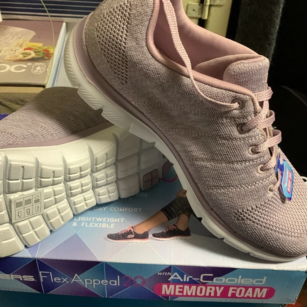 Sketchers sneakers memory foam size 7 color Lilac - Picture 2 of 4